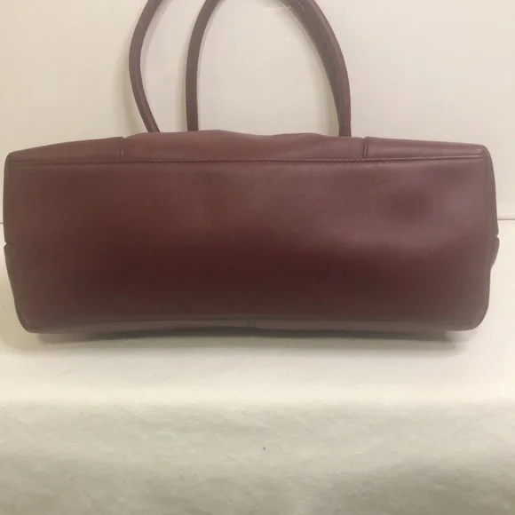 ETIENNE AIGNER VINTAGE leather burgundy colored shoulder bag. Gold hardware. - Picture 8 of 14